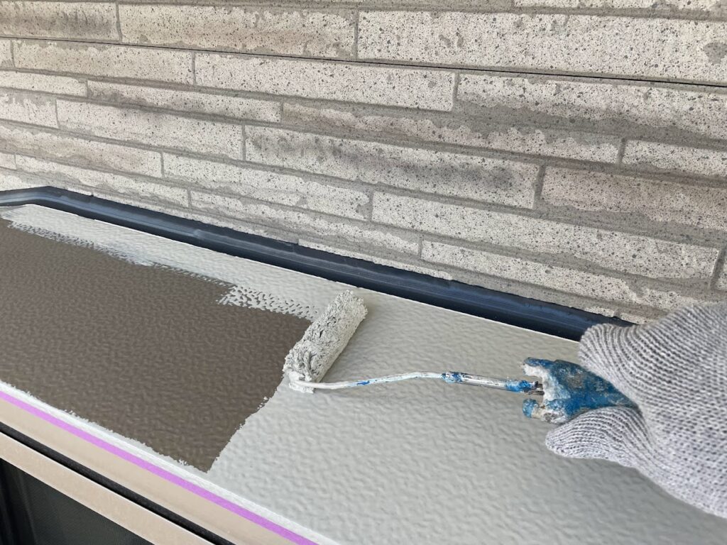 丁寧に錆止めを塗布していきます。こちらは出窓上の板金部分の錆止めの塗布の様子です。