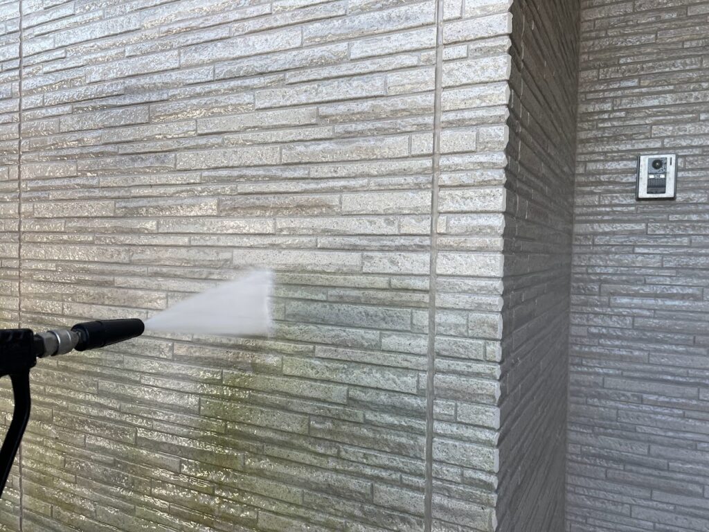 壁を高圧ジェット洗浄します。